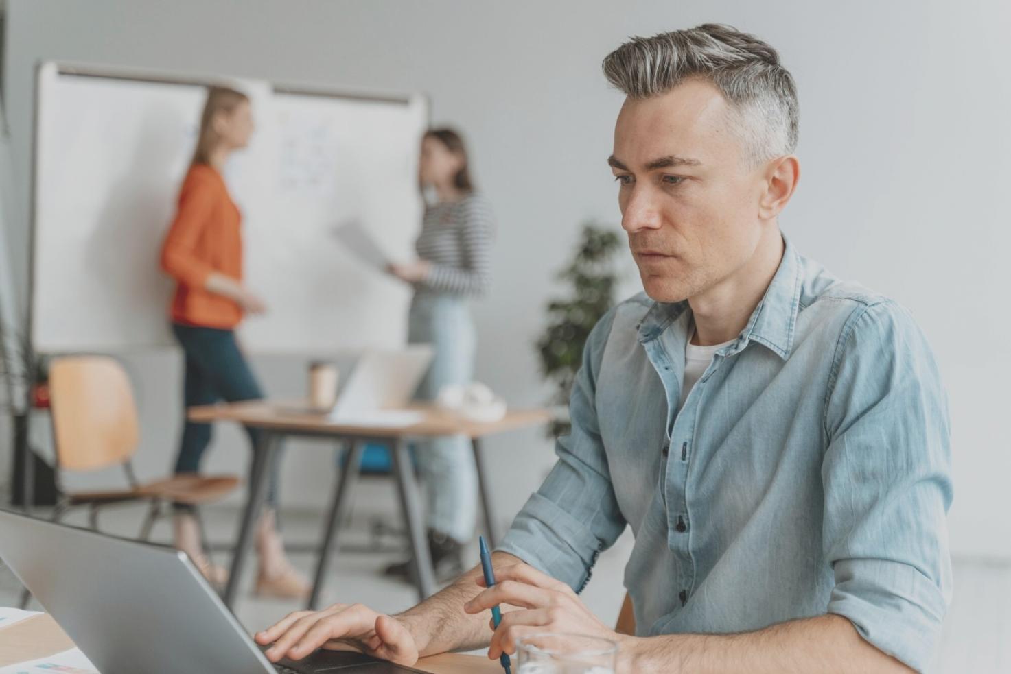 Environnement de travail professionnel pour l'apprentissage des plans d'affaires