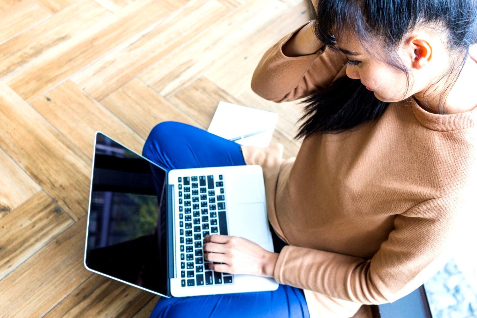 Entrepreneur analysant des documents financiers dans un bureau moderne