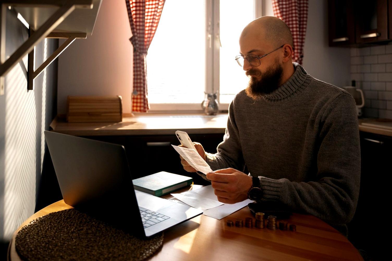 Espace de travail collaboratif avec documents financiers et analyses stratégiques